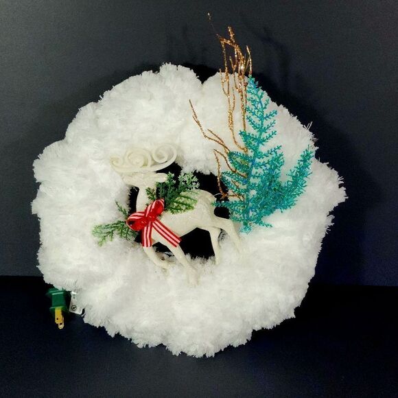 Lighted Faux fur deer Christmas wreath - Picture 3 of 9
